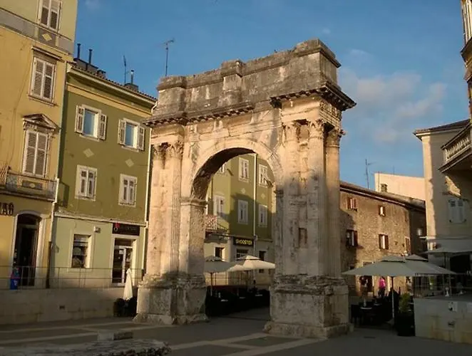 Lägenhet Studio City With Free Parking Pula